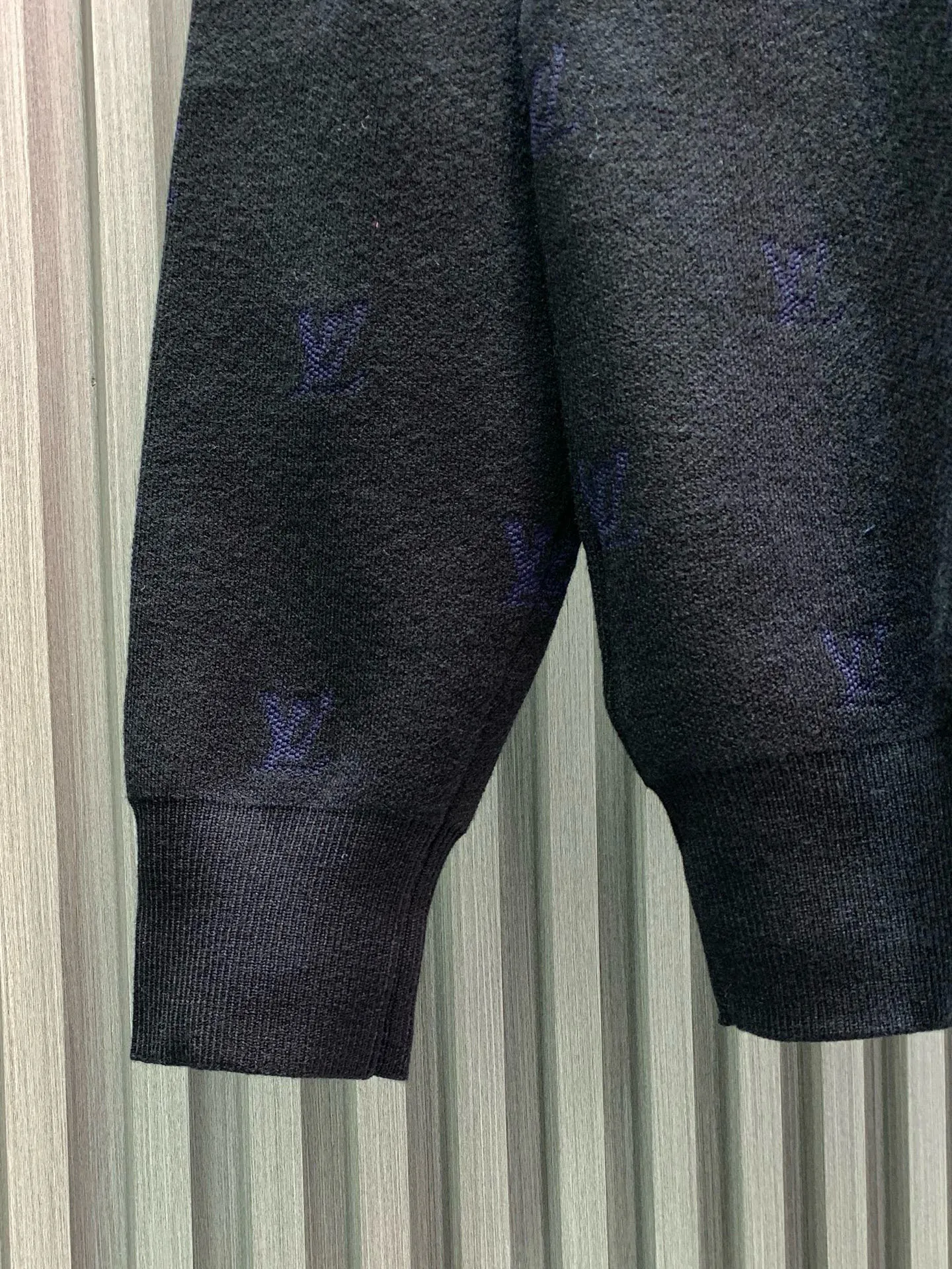 🅿️400 🀄️ Louis Vuitton Louis Vuitton 1v25fw Monogram jacquard wool Polo shirt. 1:1 color matching according to yp. Fei Dong's work. Inspired by Korean painter park Seo-BO. The final color effect is as high as 98%. 60% sheep wool 30% mulberry silk 10% cashmere. The loom requires 32 imported sand spits. The cost is very expensive. It is twice the price of ordinary woolen sweaters. Use a 47W Stoll 14-needle ultra-fine machine imported from Germany for weaving. It takes 180 minutes to weave a piece of fabric. 20 wool blends. Different sleeve patterns should be divided into left and right when sewing. The loom is cylindrical jacquard. It is full of taste for daily wear.